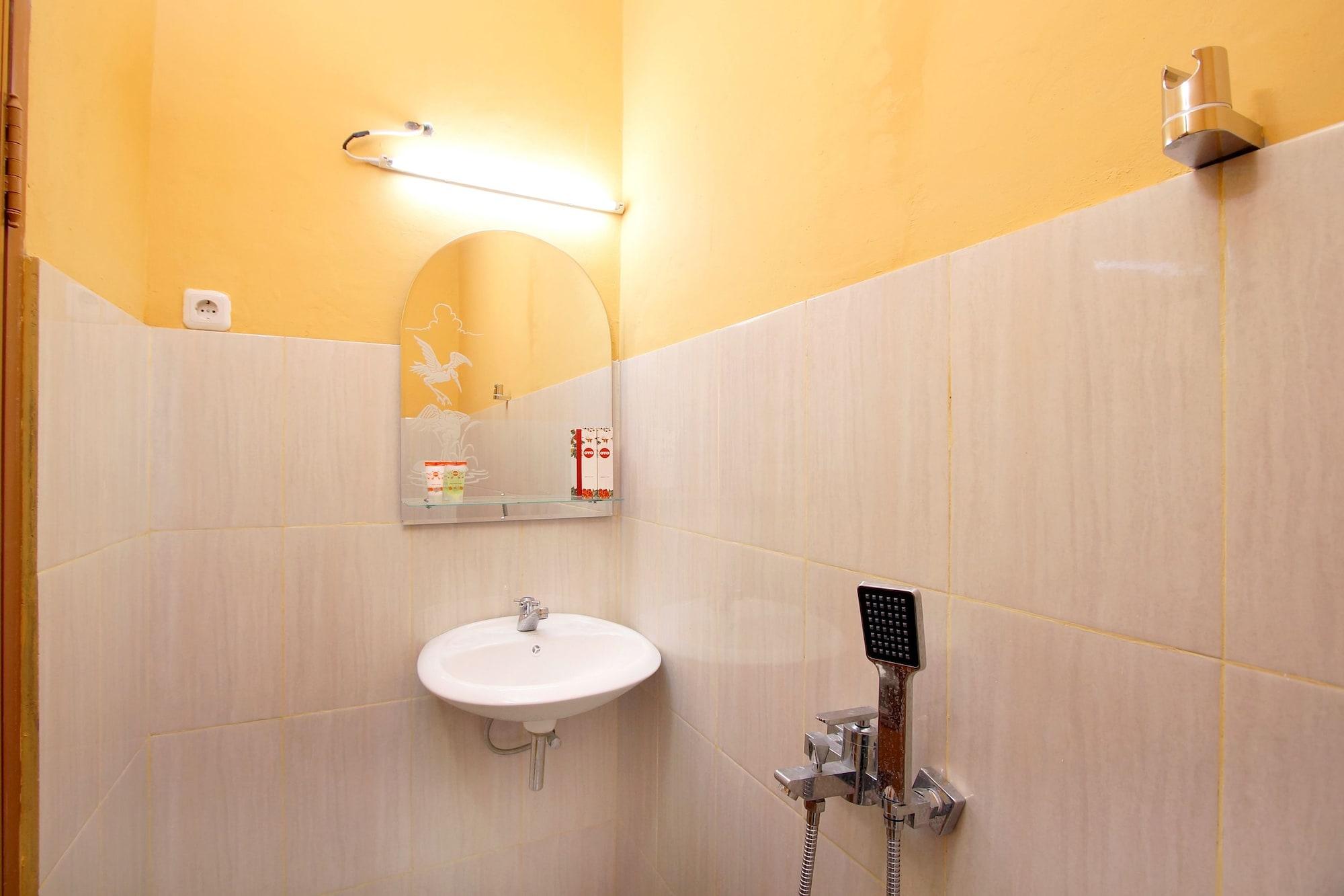 Oyo 347 Bayang Brothers Guest House Maguwo Esterno foto