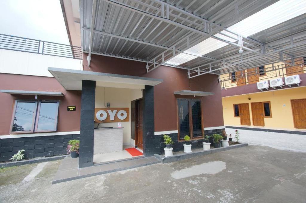 Oyo 347 Bayang Brothers Guest House Maguwo Esterno foto
