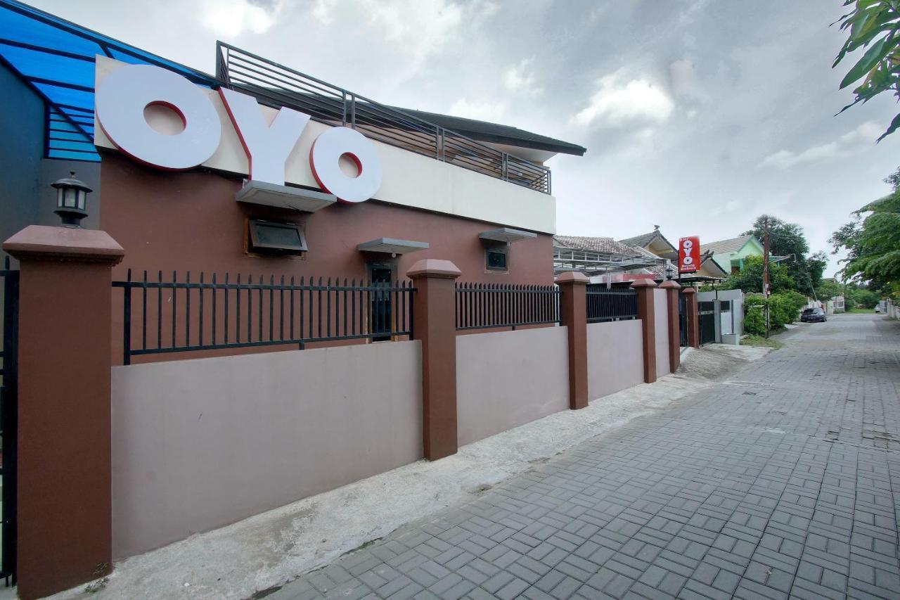 Oyo 347 Bayang Brothers Guest House Maguwo Esterno foto