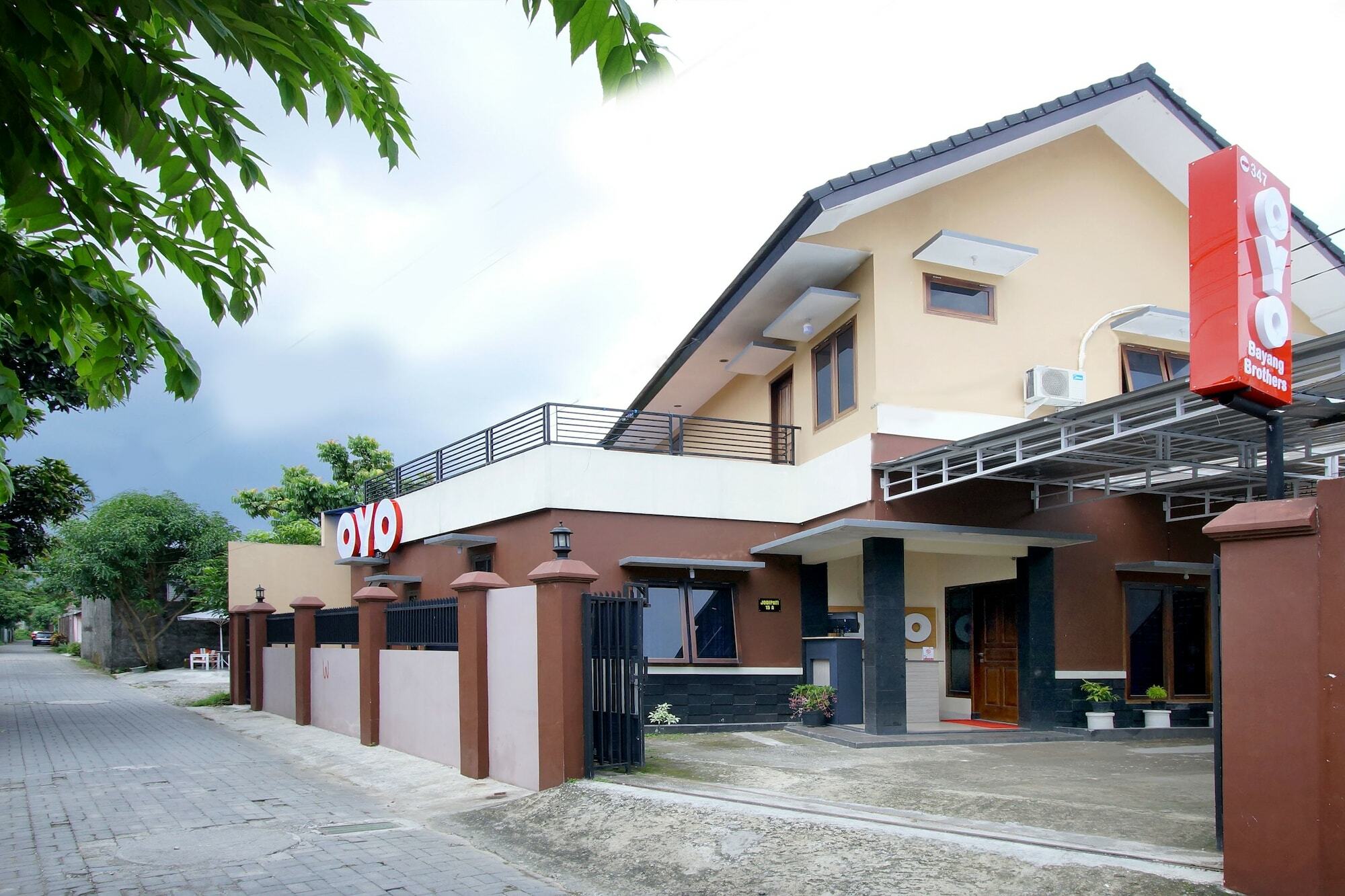 Oyo 347 Bayang Brothers Guest House Maguwo Esterno foto